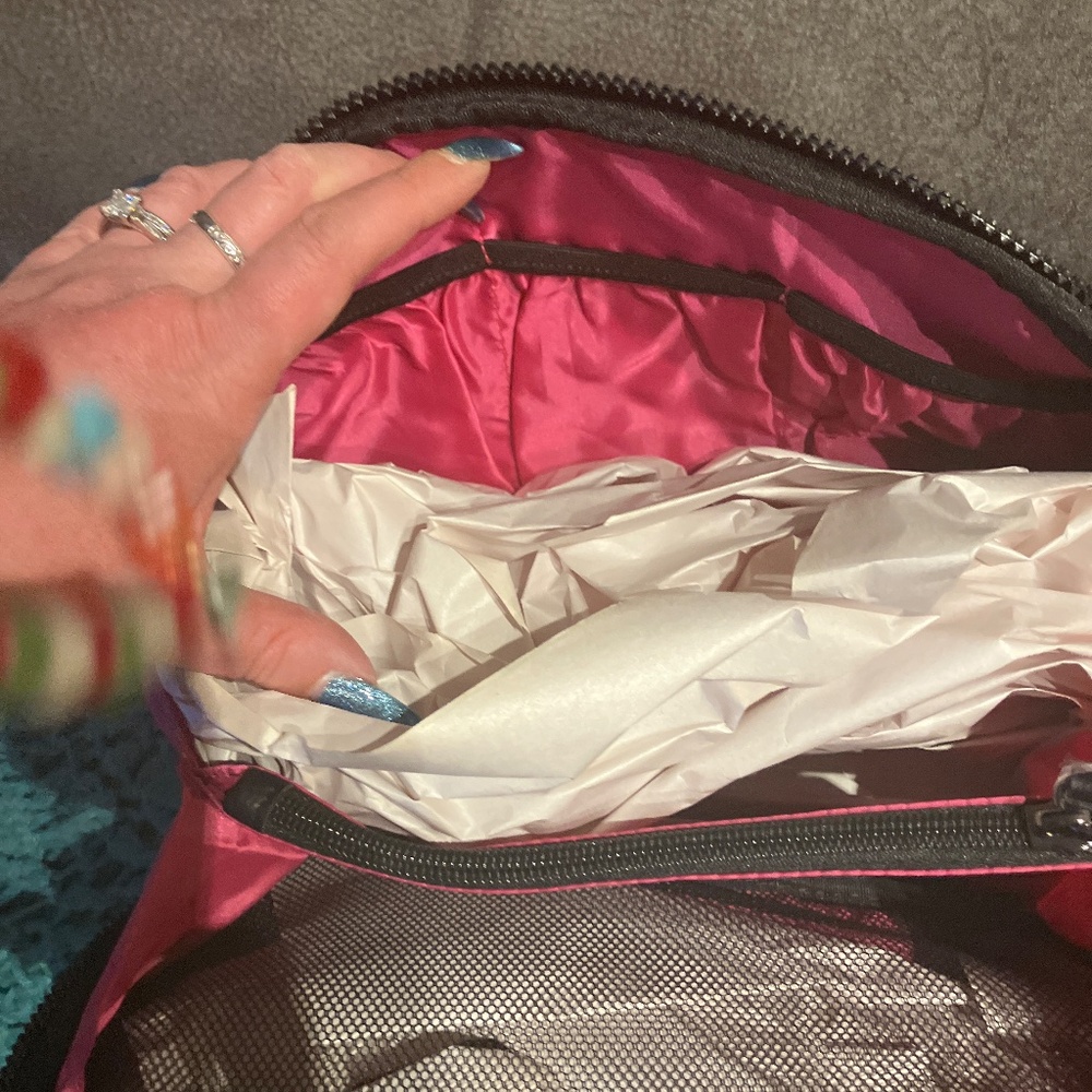Betsy Johnson Hearts 💕 Loaf Cosmetic Bag W/Mirror - Picture 9 of 10